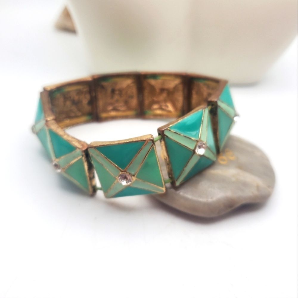 Green squared bracelet‎ pyramid rising